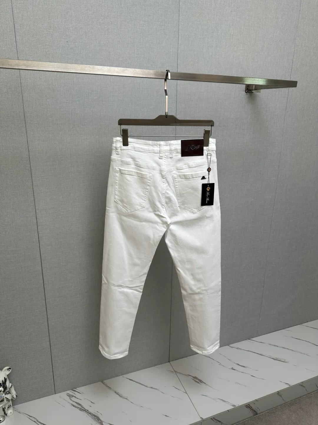 New products from LP counter, original jeans, made by original heavy industry, brand Classic LOGO design, complete with three standards! Original hardware accessories. The denim fabrics are customized at the counter and are completely matched to the counter. You are welcome to try them on before buying. Don’t be afraid of comparing good products. Sizes:29-38